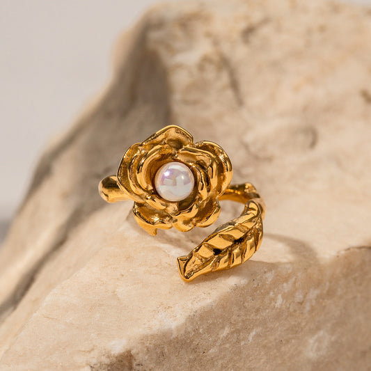 Camellia pearl ring in 18K gold