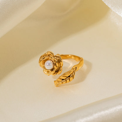 Camellia pearl ring in 18K gold Fashion Lux Shop