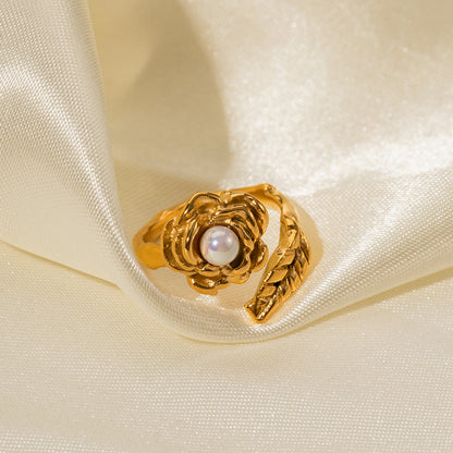 Camellia pearl ring in 18K gold Fashion Lux Shop